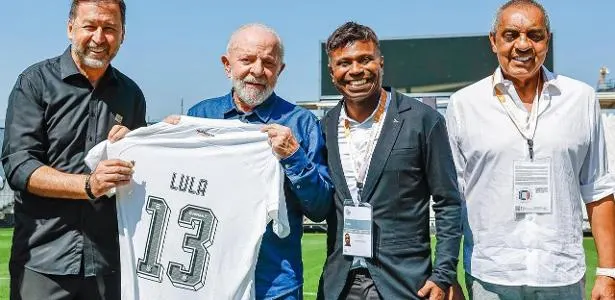 Lula recebe camisa do Corinthians em evento do Dia do Trabalho.