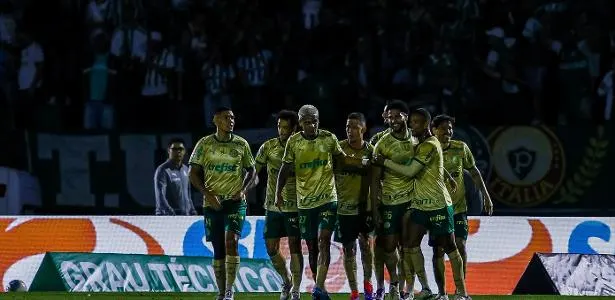 Torcida palmeirense exige título brasileiro após eliminações nas Copas: responsabilidade.