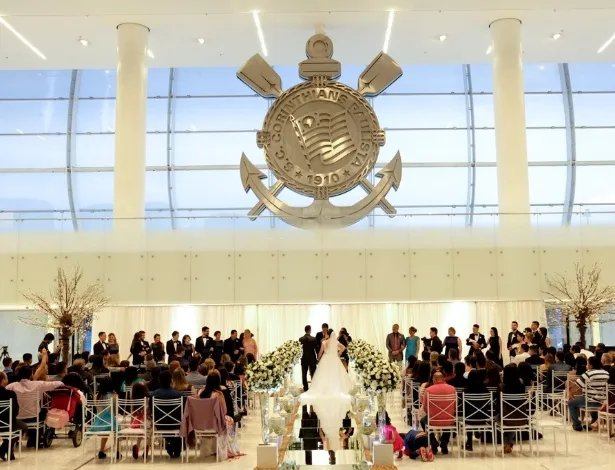 1º casamento da Arena Corinthians tem noiva no vestiário e piada com rival