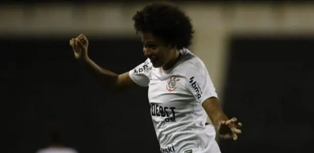 Corinthians assume liderança do Brasileirão feminino após goleada sobre América-MG.