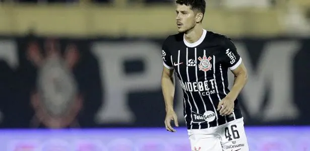 Hugo domina titularidade na lateral esquerda do Corinthians.