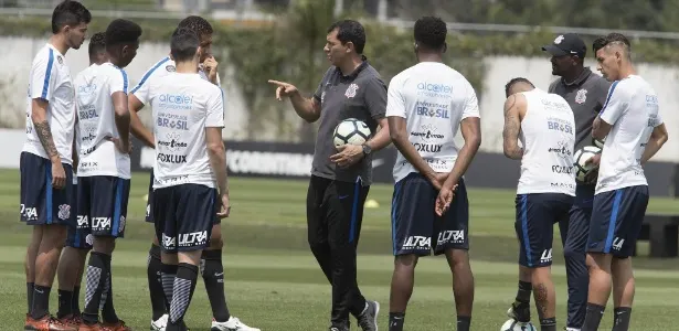 Carille liga vantagem a derrotas de rivais e pede paciência ao Corinthians