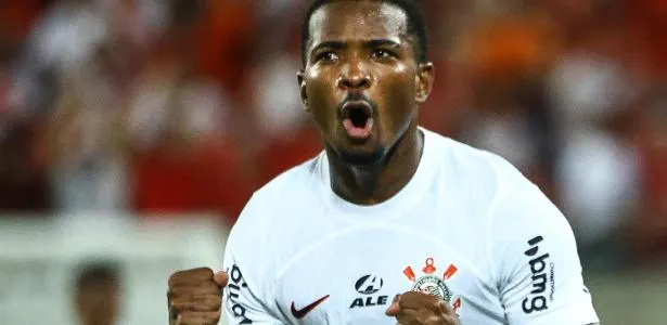 Jogador do Corinthians mostra habilidade e precisão na finalização do jogo.