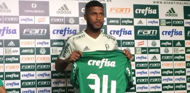 Emerson Santos chora durante apresentação no Palmeiras