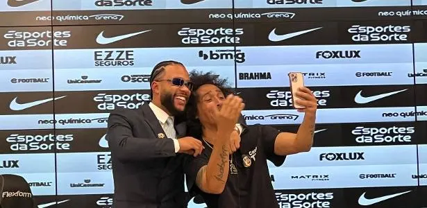 Corinthians: Repórter da CazéTV presenteia Depay com óculos Juliet durante coletiva.