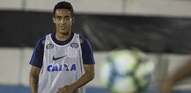 Jadson reestreia no Corinthians para cumprir expectativa e driblar cobrança