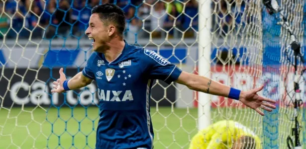 Cruzeiro quis manter lateral vendido ao Palmeiras, mas brecou nas finanças