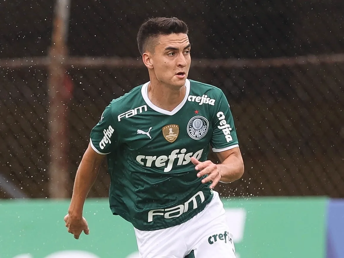 Sem errar passes contra Coritiba, Atuesta aproveita chances como titular do Palmeiras