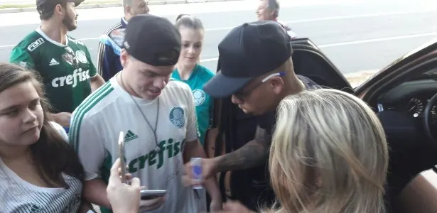 Gabriel Jesus visita Palmeiras e treina antes de retornar à Inglaterra