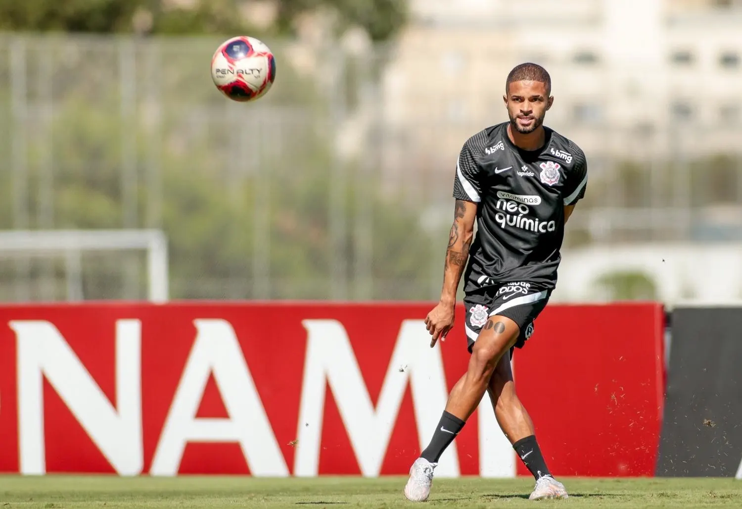 Após ser elogiado por Sylvinho, Vitinho vira opção para o meio-campo do Corinthians