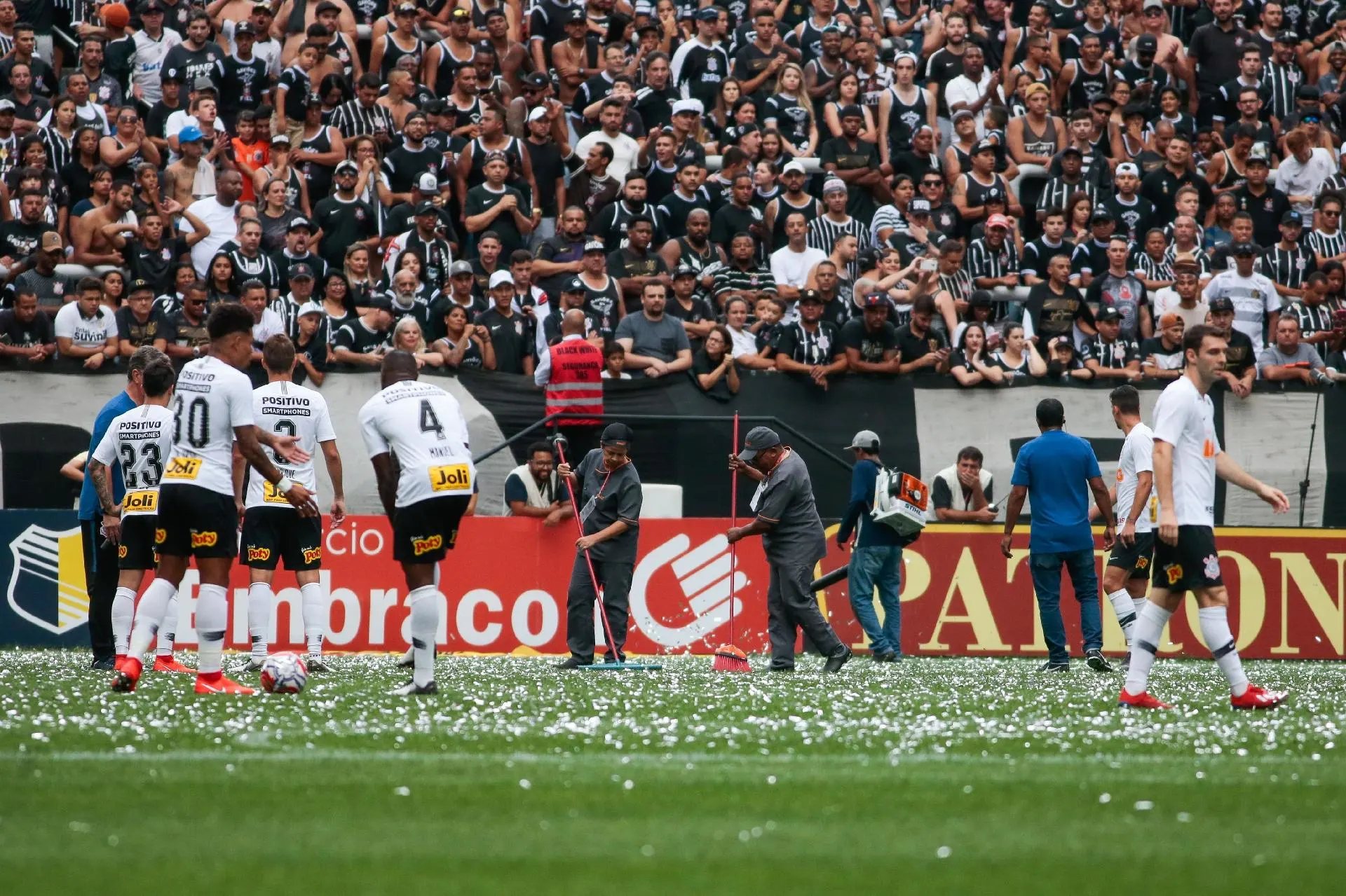 Papéis picados que atrasaram clássico eram para festa do título da Copa do Brasil