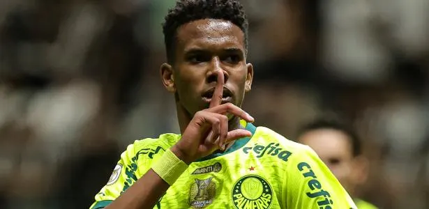 Palmeiras goleia Atlético-MG após expulsão de Hulk e se aproxima dos líderes.