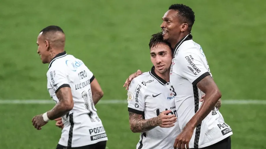 Jô quebra jejum de gols, e Corinthians vence o Goiás de virada na Arena