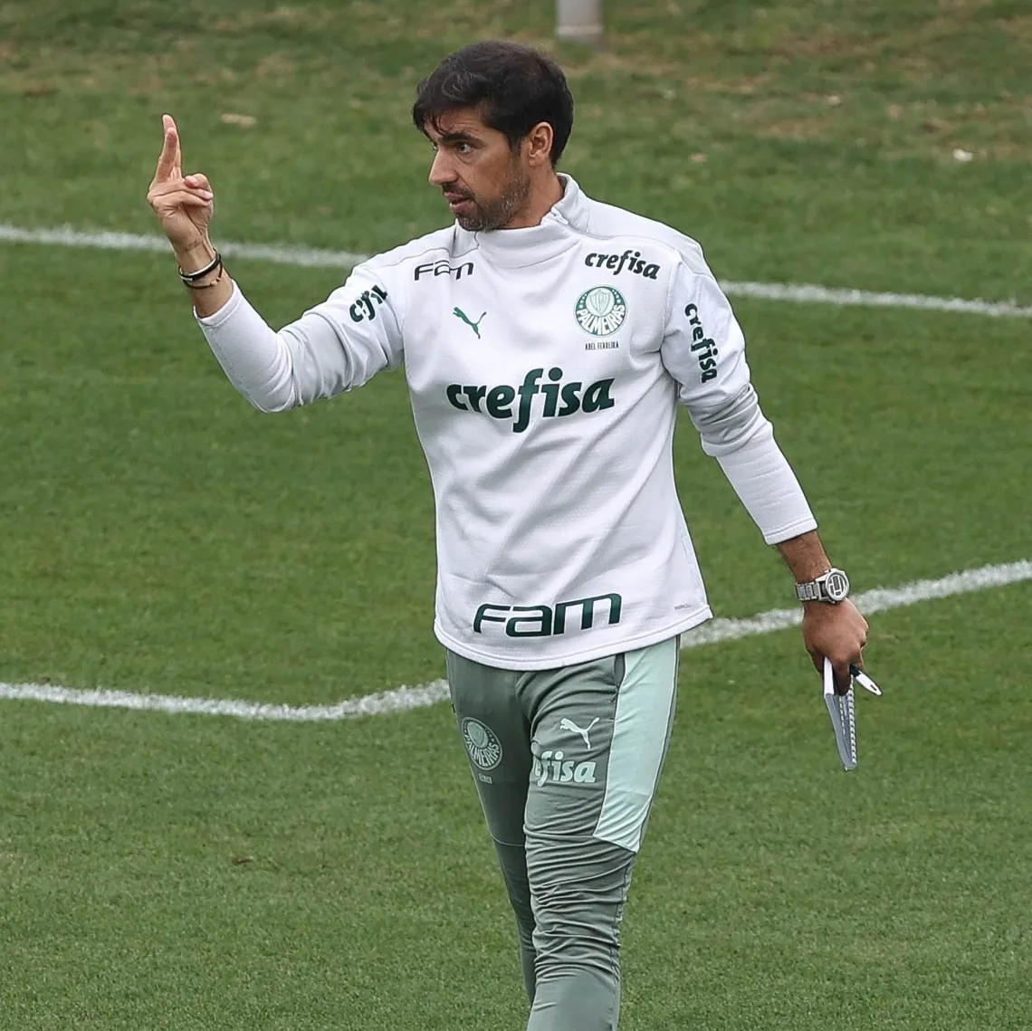 Abel deve improvisar na lateral do Palmeiras para duelo contra o Internacional