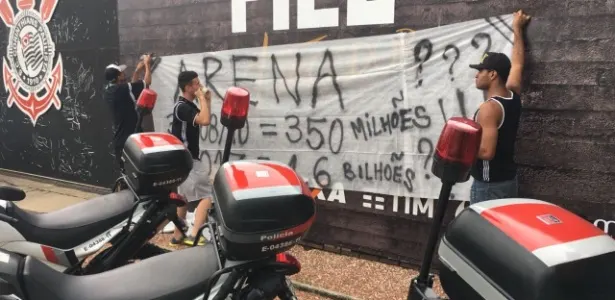 Corinthians volta das férias com PM na porta e protesto de 200 torcedores