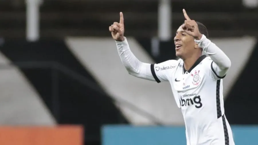 Destaque contra o Inter, Matheus Davó pode ganhar vaga de Jô no Corinthians