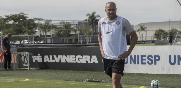 Roger passa por trote tradicional do Corinthians; Veja 