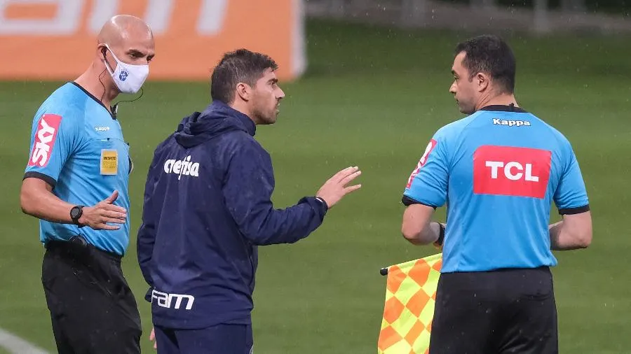 Para Caio Ribeiro, Abel mereceu ser expulso de campo pela Copa do Brasil: 