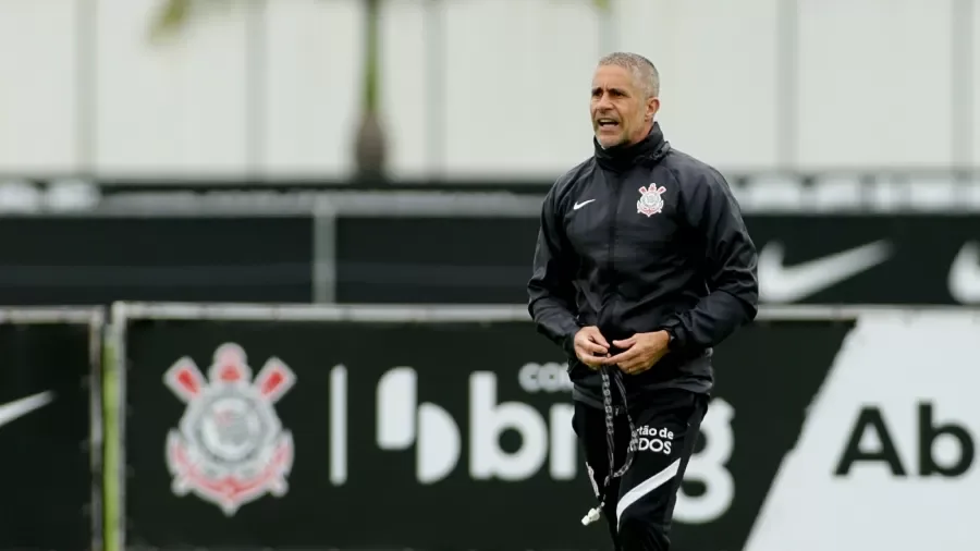 Sylvinho vê necessidade de lateral, mas entende prioridades do Corinthians 