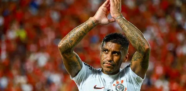 Paulinho enfrenta obstáculos, mas mantém determinação e supera desafios no Corinthians.