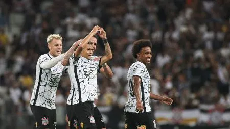 Saída de GP abre espaço para Adson voltar a ser importante no Corinthians