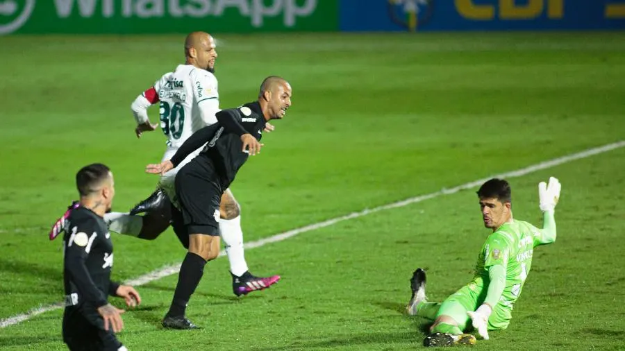 Com três de Ytalo, Palmeiras é derrotado pelo RB Bragantino e se distancia da liderança