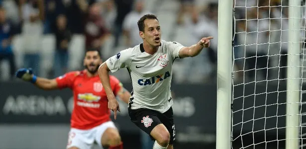 Corinthians sai à frente de La U com 2 a 0; chilenos quebram pau com a PM