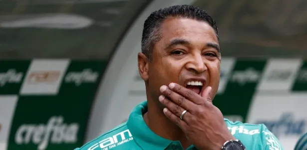 Com vasto cardápio, Roger testa opções em segundo jogo pelo Palmeiras