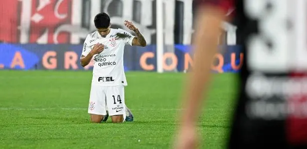 Caetano perde protagonismo no Corinthians e é ausência nos últimos jogos.