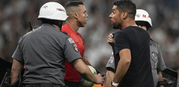 Árbitro justifica expulsão de Antônio e relata pressão da diretoria do Corinthians