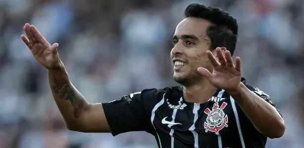 Jadson treina em campo após dois dias e fica perto de jogar clássico