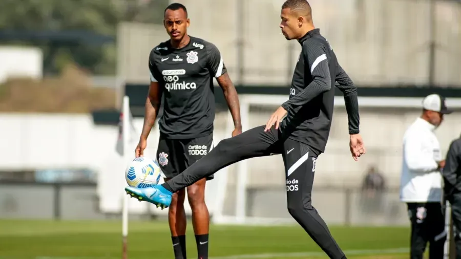 Após 18 jogos no Brasileirão, Sylvinho troca linha de zaga pela primeira vez