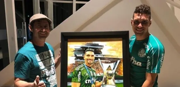 Moisés recebe quadro em homenagem ao Decacampeonato