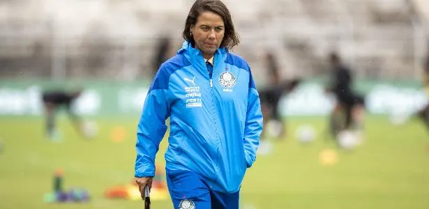 Camilla Orlando faz história e vence Dérbi, tornando-se primeira técnica vitoriosa.