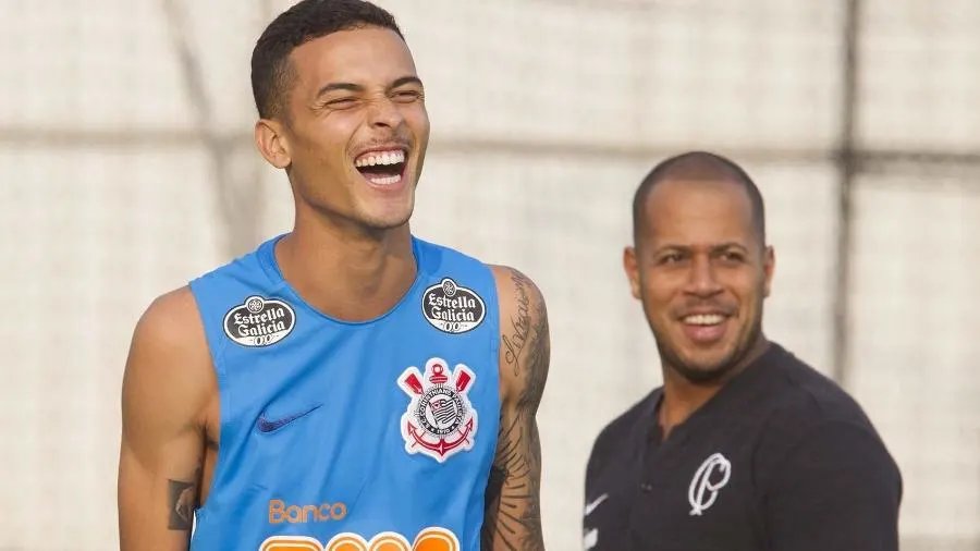 Título alivia clima, e Corinthians deixa tensão e discussão para trás