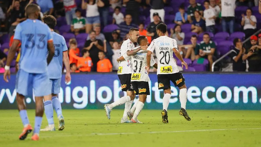 Corinthians volta a campo encantado com um setor e temeroso com outro