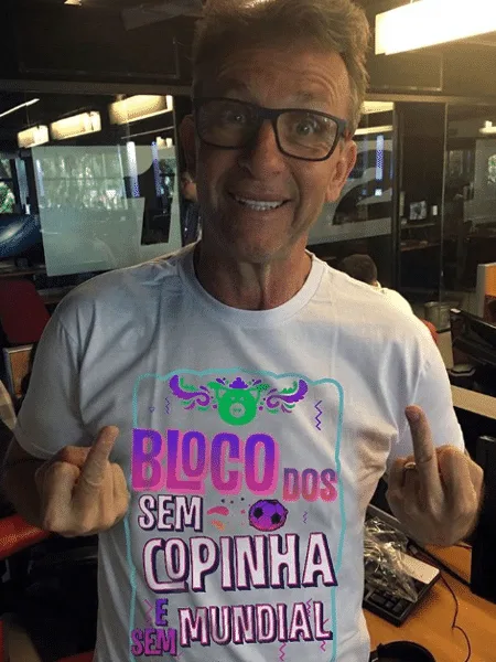 Neto provoca palmeirenses com camiseta de carnaval: 