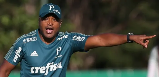 Com lousa no campo e gritos, Roger começa a mostrar seu estilo no Palmeiras