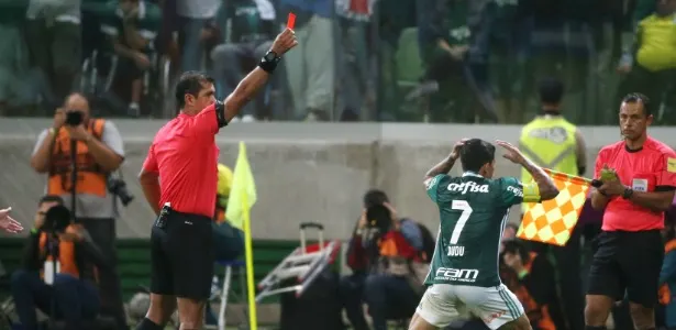 Dudu é expulso no fim contra o Peñarol e desfalca o Palmeiras no Uruguai 