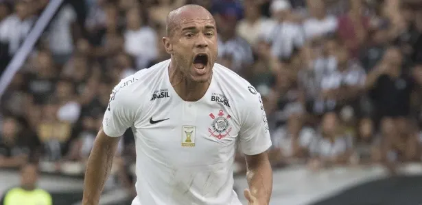 Corinthians amarga 14 meses sem patrocínio master e queda de 54% da receita