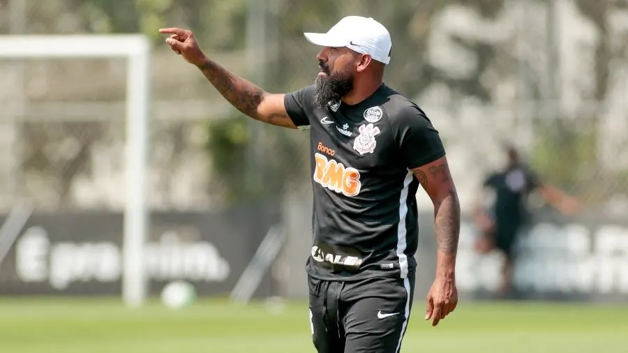 Coelho comanda treino de bola parada e finalizações