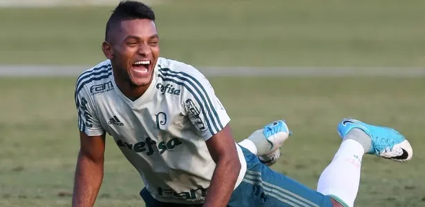 Cuca troca pressão por carinho para reanimar atacante no Palmeiras