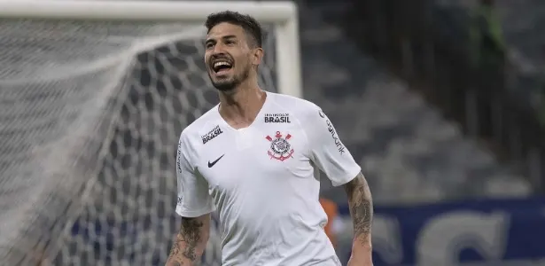 Pedro Henrique retoma status e briga para ser titular no Corinthians