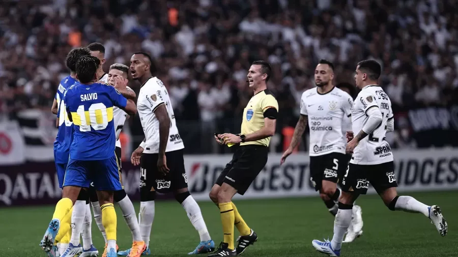 Em duelo com confusão e expulsões, Corinthians avança na Sul