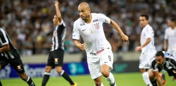 Corinthians é dominado pelo Ceará, leva gol de goleiro e perde mais uma