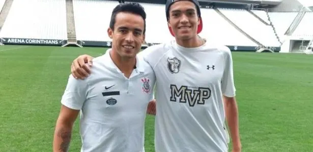 Jadson se encontra com Basílio em Itaquera e dá sorte ao neto do ex-jogador