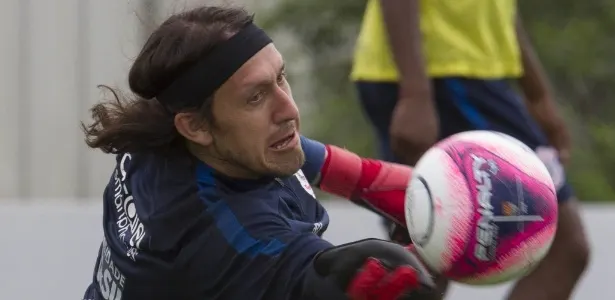 Cássio diz que quer superar Ronaldo Giovanelli e bater recorde de jogos no Corinthians