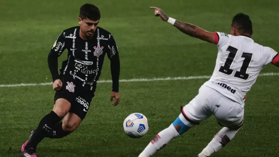 Apoio ofensivo de Fagner vira ponto forte do Corinthians para confronto com Atlético-GO pela Copa do Brasil