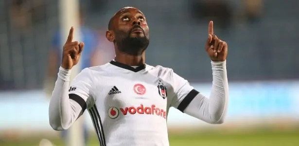 [ENQUETE] O Corinthians deve continuar tentando trazer o Vagner Love?