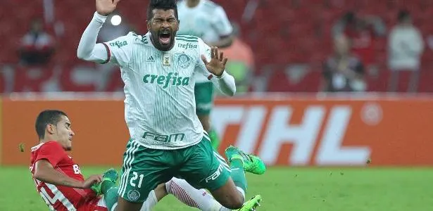 Thiago Santos tem lesão na coxa e deixa Palmeiras sem 1º volante